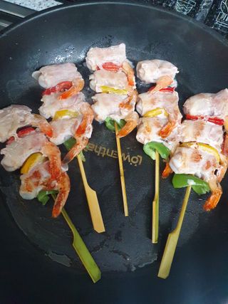 [다물꼬치] 삼겹새우롤꼬치 5개입 350g  + 데리야끼소스 120g + 매운고추소스 120g — 4.5점을 준 리뷰어가 2021년 11월 올린 사용 사진