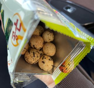 오리온 오징어땅콩의 짭짤고소 신제품, 구운김땅콩 — 4.5점을 준 리뷰어가 2022년 5월 올린 사용 사진