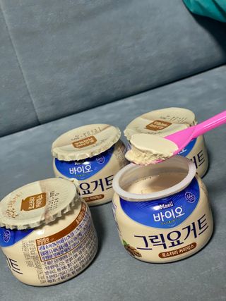 매일바이오 그릭요거트 오리지널 플레인 4개, 로스터리 커피믹스 4개 — 5점을 준 리뷰어가 2021년 12월 올린 사용 사진