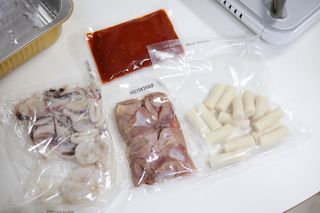화끈한녀석들 새오똥400g 새우,오징어,똥집 볶음요리 소스,밀떡, 참기름 포함 — 3점을 준 리뷰어가 2022년 11월 올린 사용 사진