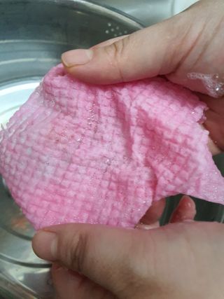 위케어 일회용 향균 수세미 50매 2롤 세트 총 100매 Pink — 5점을 준 리뷰어가 2021년 2월 올린 사용 사진