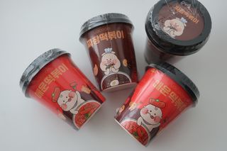 유비쿡 컵떡볶이 매운컵떡볶이2개/ 짜장컵떡볶이 2개  총 4개세트 — 5점을 준 리뷰어가 2021년 5월 올린 사용 사진