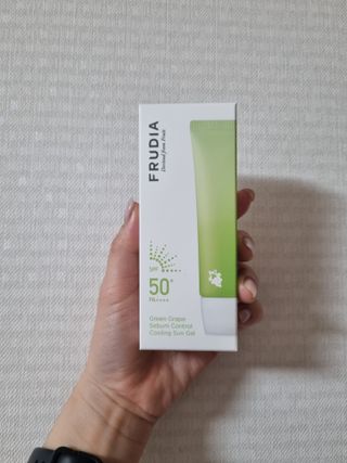 [후르디아] 겉보속촉 피지 컨트롤 청포도 선젤 — 5점을 준 리뷰어가 2023년 4월 올린 사용 사진