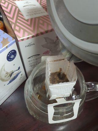 (주)쟈뎅 쟈뎅 클래스 핸드 드립 커피 10P 2종_디카페인 1종+랜덤 플레이버 1종 — 5점을 준 리뷰어가 2021년 4월 올린 사용 사진