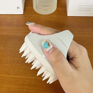 MOAMANEMUNAH 모아만에무나 플러스 두피 탈모 완화 기능성 샴푸 + 브러쉬 2종 세트 — 5점을 준 리뷰어가 2021년 10월 올린 사용 사진