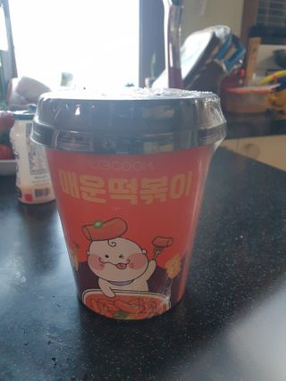 유비쿡 컵떡볶이 매운컵떡볶이2개/ 짜장컵떡볶이 2개  총 4개세트 — 5점을 준 리뷰어가 2021년 2월 올린 사용 사진