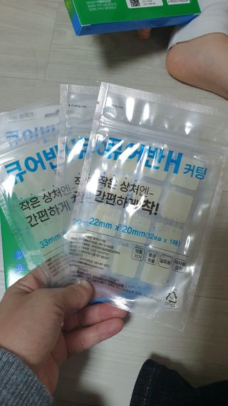 [큐어반H 커팅] 간편하게 떼서 쓰는 자외선차단 습윤밴드 (1팩/30매입) — 5점을 준 리뷰어가 2022년 11월 올린 사용 사진