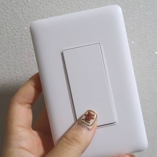 아카라 조명 스위치를 누워서 끄는 방법 (스마트 조명 스위치 2구 + 무선 리모트 스위치 1구 T1, 스마트 허브 E1) — 4점을 준 리뷰어가 2021년 11월 올린 사용 사진