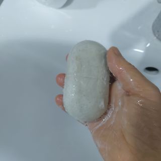 제이제이바이오 허브마사지바 올인원 알약비누 — 3.5점을 준 리뷰어가 2022년 3월 올린 사용 사진