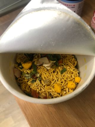NISSIN 닛신 컵누들  4종 - 씨푸드오리지날, 씨푸드 스파이시, 씨푸드 커리, 씨푸드 XO소스 — 3.5점을 준 리뷰어가 2022년 4월 올린 사용 사진
