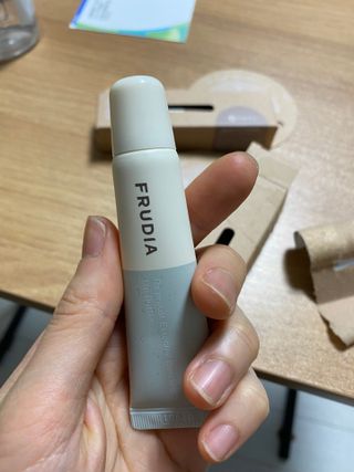 [후르디아] 올리브영 착한보습 비건 립버터 2종 — 4.5점을 준 리뷰어가 2022년 2월 올린 사용 사진