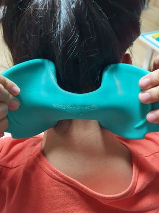 힐니스북 [힐마이넥]   거북목 통증완화를 위한 휴대용 목 안마기 — 4점을 준 리뷰어가 2022년 12월 올린 사용 사진
