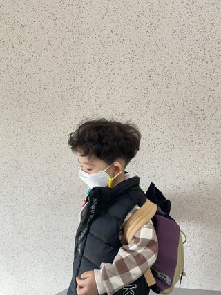 위케어 KF94 마스크 숨쉬기편한 귀안아픈마스크 국산원부자재 사용 식약처 승인 마스크 — 5점을 준 리뷰어가 2021년 4월 올린 사용 사진