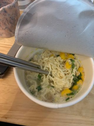 NISSIN 닛신 컵누들  4종 - 씨푸드오리지날, 씨푸드 스파이시, 씨푸드 커리, 씨푸드 XO소스 — 5점을 준 리뷰어가 2022년 12월 올린 사용 사진