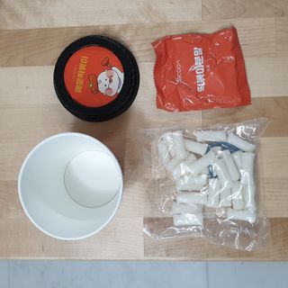 유비쿡 컵떡볶이 매운컵떡볶이2개/ 짜장컵떡볶이 2개  총 4개세트 — 5점을 준 리뷰어가 2021년 6월 올린 사용 사진