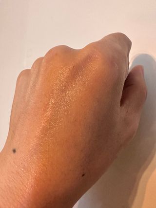 틱톡 [후르디아] 백탁NO! 화잘먹 수분광 선 에센스✨ — 4.5점을 준 리뷰어가 2023년 8월 올린 사용 사진