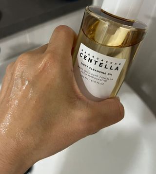스킨1004 [SKIN1004] 마다가스카르 센텔라 라이트 클렌징 오일 200ml — 5점을 준 리뷰어가 2024년 7월 올린 사용 사진