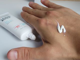 리더스코스메틱 리더스 카밍 바이오틱스 선 에센스 SPF 50+ PA++++ — 5점을 준 리뷰어가 2022년 6월 올린 사용 사진