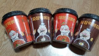유비쿡 컵떡볶이 매운컵떡볶이2개/ 짜장컵떡볶이 2개  총 4개세트 — 5점을 준 리뷰어가 2021년 3월 올린 사용 사진