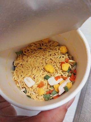 NISSIN 닛신 컵누들  4종 - 씨푸드오리지날, 씨푸드 스파이시, 씨푸드 커리, 씨푸드 XO소스 — 5점을 준 리뷰어가 2023년 1월 올린 사용 사진