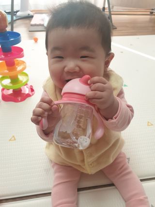 유비맘 트라이탄 코니빨대컵_컬러 랜덤 발송 — 5점을 준 리뷰어가 2021년 1월 올린 사용 사진