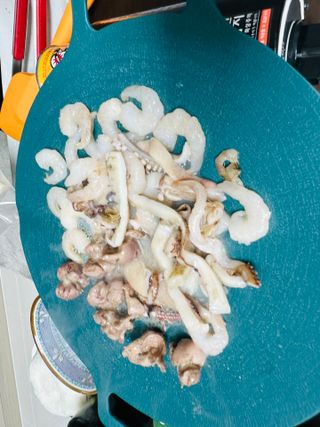 화끈한녀석들 새오똥400g 새우,오징어,똥집 볶음요리 소스,밀떡, 참기름 포함 — 4점을 준 리뷰어가 2022년 12월 올린 사용 사진