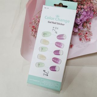 [네일가게] 햇빛에 닿으면 색이 변하는 신기한 햇살 반전 네일스티커 — 5점을 준 리뷰어가 2021년 8월 올린 사용 사진