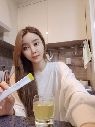 미쁨생활건강 톡쏙 깔라만시 앤 콜라겐 14포 — 4.5점을 준 리뷰어가 2021년 5월 올린 사용 사진