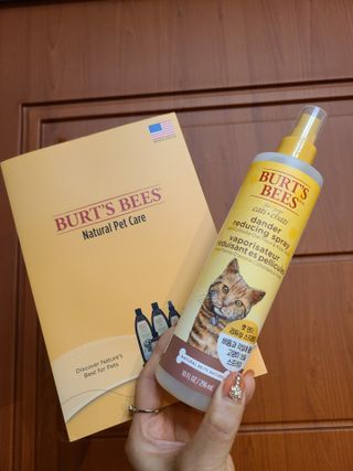 버츠비 캣 댄더 리듀싱 스프레이 — 5점을 준 리뷰어가 2021년 5월 올린 사용 사진
