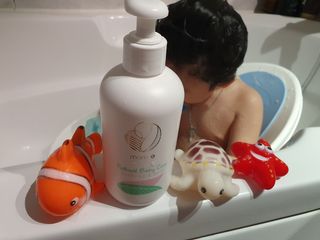 mom e 맘이 내추럴 베이비 케어 샴푸앤바스+로션 — 4점을 준 리뷰어가 2021년 1월 올린 사용 사진