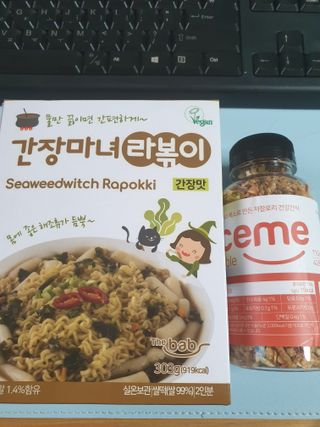 더밥  고추마녀 라볶이 +  나이스미 무설탕 현미후레이크 — 5점을 준 리뷰어가 2021년 10월 올린 사용 사진