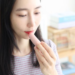 바르는뷰티 데생멀티밤 식물유래성분 97 저분자콜라겐 피부수분 미백 주름개선 멀티밤스틱 — 5점을 준 리뷰어가 2021년 11월 올린 사용 사진