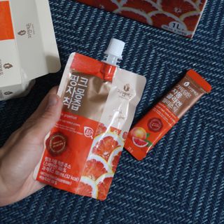 자연에온 핑크 자몽 착즙 100mL 10개입 1BOX +가 득담은 자몽 콜라겐 젤리스틱 1BOX — 5점을 준 리뷰어가 2021년 7월 올린 사용 사진