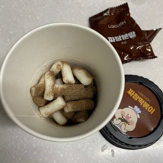 유비쿡 컵떡볶이 매운컵떡볶이2개/ 짜장컵떡볶이 2개  총 4개세트 — 4점을 준 리뷰어가 2021년 5월 올린 사용 사진