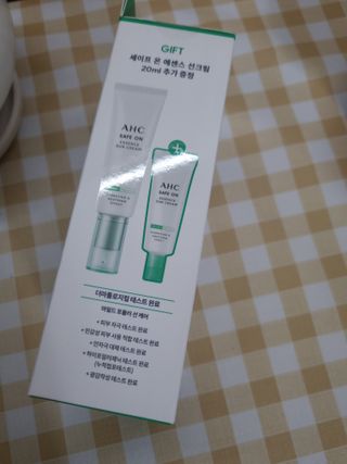 [AHC] 세이프온 에센스 선크림 올리브영 스페셜 증정 기획세트 — 4점을 준 리뷰어가 2022년 6월 올린 사용 사진