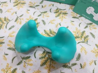 힐니스북 [힐마이넥]   거북목 통증완화를 위한 휴대용 목 안마기 — 5점을 준 리뷰어가 2022년 12월 올린 사용 사진