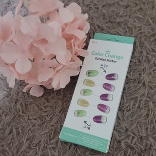 [네일가게] 햇빛에 닿으면 색이 변하는 신기한 햇살 반전 네일스티커 — 4.5점을 준 리뷰어가 2021년 8월 올린 사용 사진