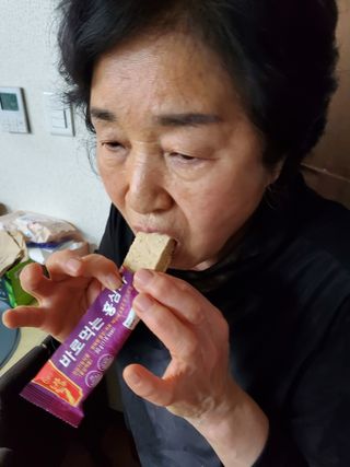 씨알푸드 건강기능식품 6년근 홍삼 함유, 바로먹는 홍삼바 30g 12개입 — 4.5점을 준 리뷰어가 2022년 3월 올린 사용 사진