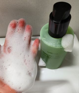 프리마인 메이크업과 들뜨는 각질까지 한방에 깐달걀로! 순하기까지한 셀베이스 그린티클렌저(200ml) — 5점을 준 리뷰어가 2023년 5월 올린 사용 사진