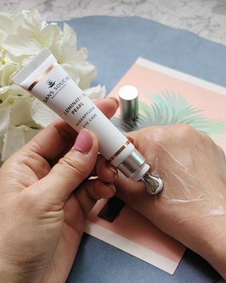 산수시 일루미네이팅 펄 영양 다크서클 스틱 아이 크림 케어 15ml — 5점을 준 리뷰어가 2021년 6월 올린 사용 사진