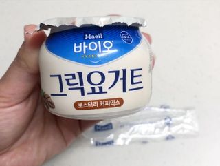 매일바이오 그릭요거트 오리지널 플레인 4개, 로스터리 커피믹스 4개 — 4.5점을 준 리뷰어가 2021년 12월 올린 사용 사진