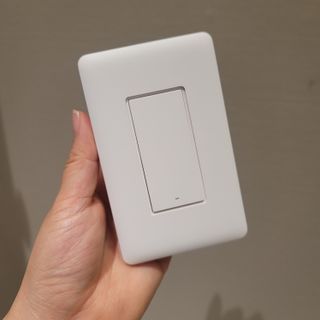 아카라 조명 스위치를 누워서 끄는 방법 (스마트 조명 스위치 2구 + 무선 리모트 스위치 1구 T1, 스마트 허브 E1) — 4점을 준 리뷰어가 2021년 12월 올린 사용 사진