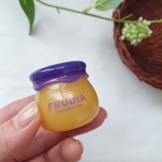 틱톡 [후르디아] 튼입술해결템 올리브영 블루베리 하이드레이팅 허니 립밤 — 5점을 준 리뷰어가 2024년 3월 올린 사용 사진