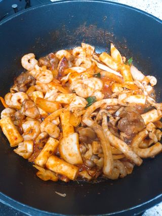 화끈한녀석들 새오똥400g 새우,오징어,똥집 볶음요리 소스,밀떡, 참기름 포함 — 4점을 준 리뷰어가 2022년 12월 올린 사용 사진