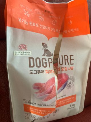도그퓨어 피부와모질/혼합유산균/글루코사민 유기농 로스팅 사료 — 3점을 준 리뷰어가 2021년 9월 올린 사용 사진