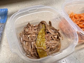하나마이 [마마쿡] 전 청와대 천상현 셰프의 밑반찬  5종세트(소고기 장조림+연근조림+진미채+간장김자반+새우김자반) — 4점을 준 리뷰어가 2023년 4월 올린 사용 사진