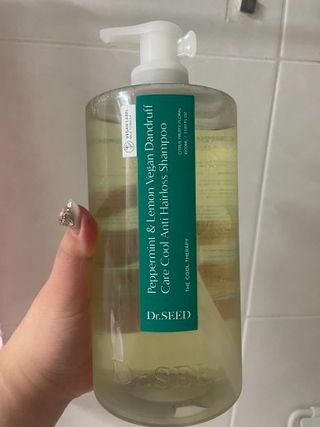 닥터시드 페퍼민트 앤 레몬 비건 비듬케어 쿨 탈모 샴푸 (1000ml) — 5점을 준 리뷰어가 2023년 8월 올린 사용 사진