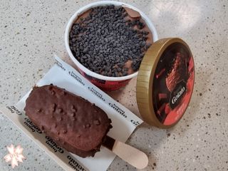 롯데제과 본젤라또 비스킷&바닐라카라멜바, 본젤라또 베리쇼콜라컵 — 4.5점을 준 리뷰어가 2021년 11월 올린 사용 사진