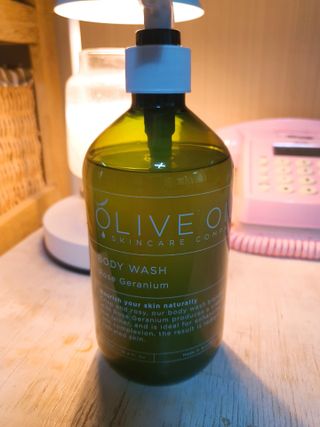올리브 오일 스킨케어 컴퍼니 [OOSC] 향기로운 보습 로즈 제라늄 바디워시 500ml — 5점을 준 리뷰어가 2021년 5월 올린 사용 사진
