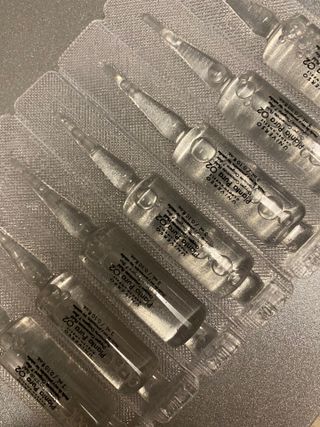 유니베르소 산소앰플 7일 집중케어 앰플 — 2.5점을 준 리뷰어가 2021년 4월 올린 사용 사진